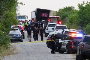 Nghi phạm của thảm kịch xe container ở Texas trốn trong bụi cây