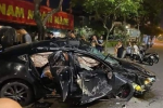 Xe Mazda biến dạng vì tông bùng binh, 2 người bị thương