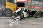 Ôtô 4 chỗ bị 'vò' biến dạng trong tai nạn liên hoàn ở Đồng Nai