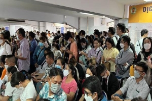 CLIP: Hàng ngàn người ở TP.HCM chen chân làm hộ chiếu mẫu mới