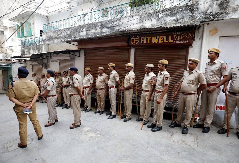 Cảnh sát điều tra tại cửa hàng của Kanhaiyalal Teli, thợ may Hindu giáo bị sát hại, ở Udaipur thuộc bang Rajasthan, Ấn Độ, ngày 30/6. Ảnh: Reuters.