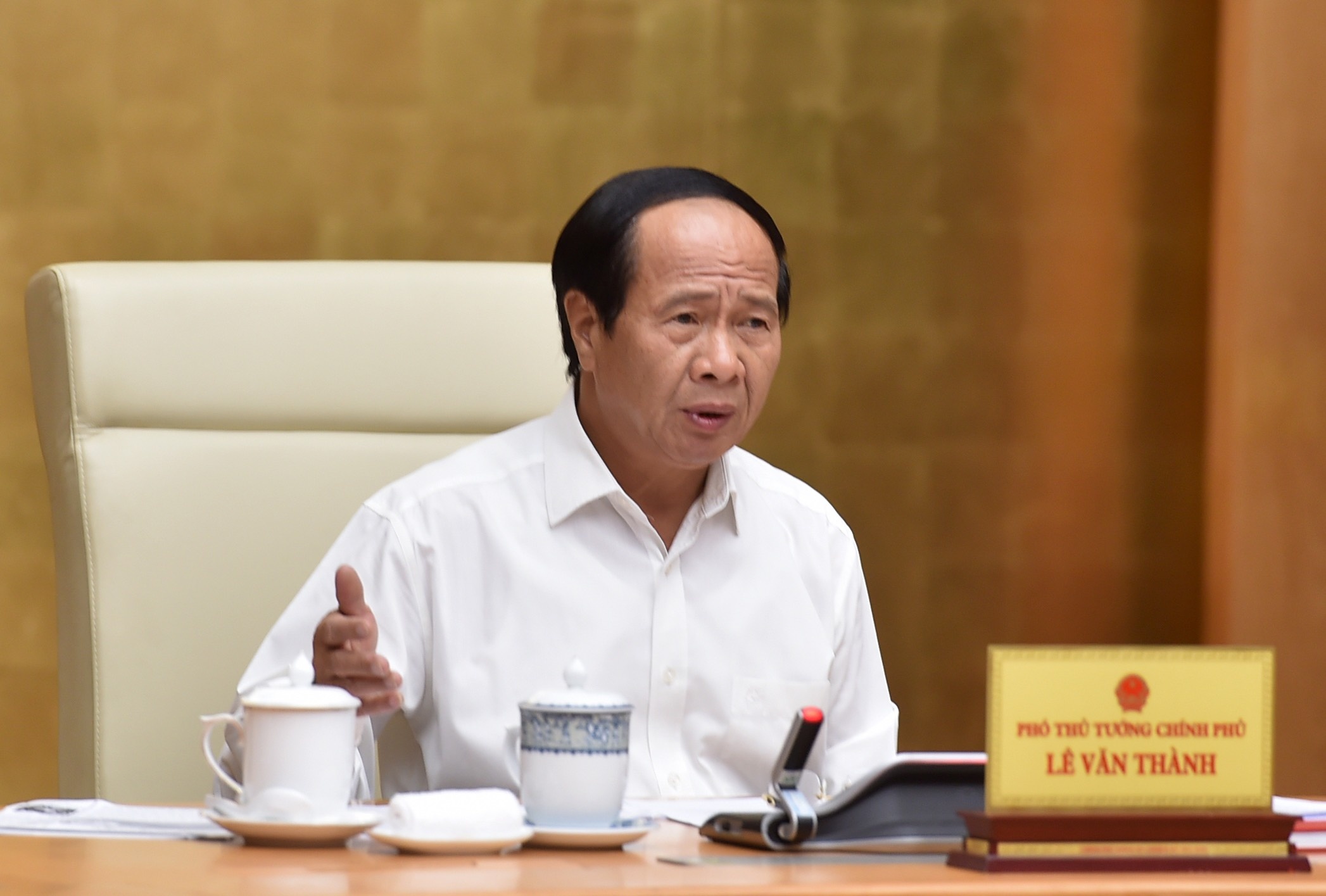 Phó thủ tướng Lê Văn Thành chủ trì cuộc họp ứng phó với bão số 1 sáng 2/7. Ảnh: Đức Tuân.