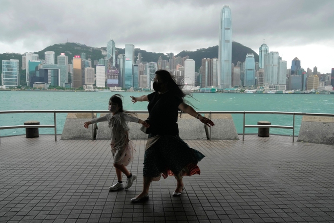 Gió mạnh do bão Chaba gây ra ảnh hưởng tới Hồng Kông hôm 2/7. Ảnh: AP.