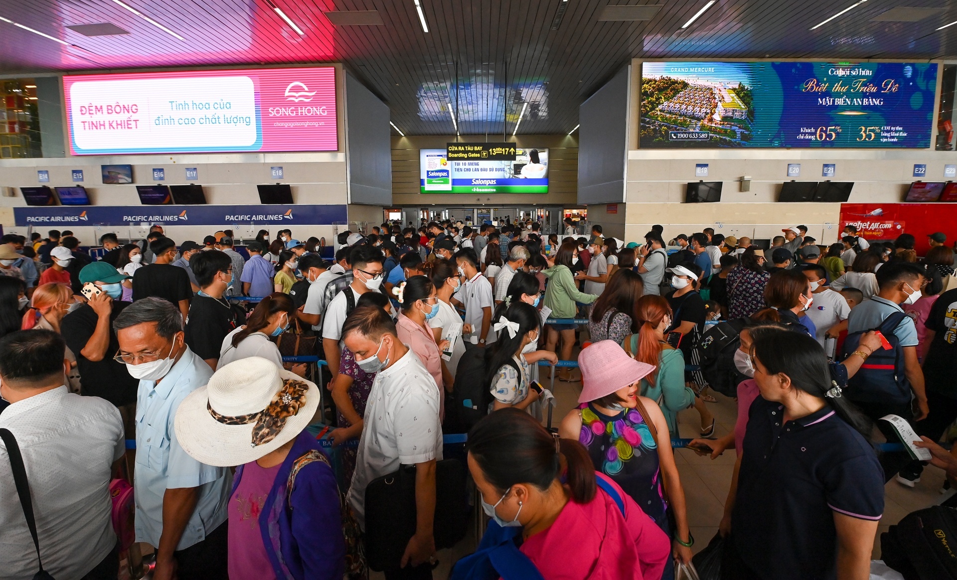 Lượng hành khách đi máy bay tăng cao trong dịp cao điểm hè. Ảnh: Việt Linh.