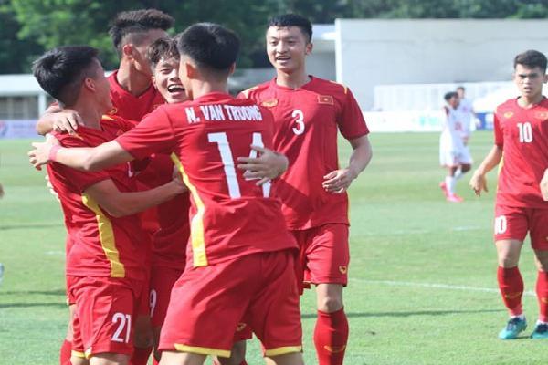 Cú đúp của Quốc Việt & 2 quả penalty giúp U19 Việt Nam hạ Philippines