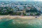 Nắng nóng 40 độ C, hàng nghìn du khách đến tắm biển Đà Nẵng