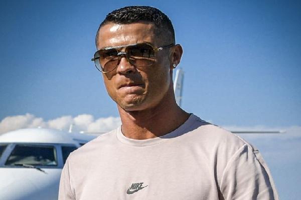 Ronaldo không vui khi bị MU giảm lương