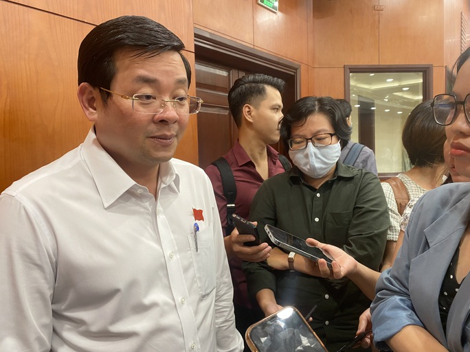 Giám đốc Sở Tài nguyên và Môi trường TP HCM Nguyễn Toàn Thắng trao đổi với báo chí chiều 6/7.