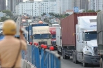 Xe tải, container ùn ứ cả cây số khi qua cầu Phú Mỹ