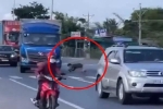 Video: Người đàn ông bất ngờ lao đầu vào xe tải trên QL1