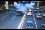 Clip: Kinh hoàng cảnh ôtô đang chạy bất ngờ phát nổ như bom