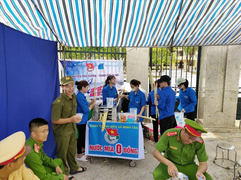 Tại Phú Xuyên, Hà Nội, các TNV sáng tạo mô hình Nước mía 0 đồng, hỗ trợ phụ huynh, thí sinh trong thời tiết có phần oi nóng.