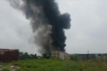 TP.HCM: Cháy xưởng nhựa, cột khói đen bốc cao hàng chục mét