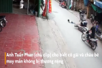 Bé trai bị xe máy tông khi lao ra đường ở Hà Nội
