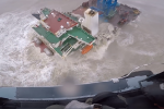Kịch tính màn giải cứu thủy thủ đoàn trên cần cẩu nổi bị chìm giữa biển do bão Chiba