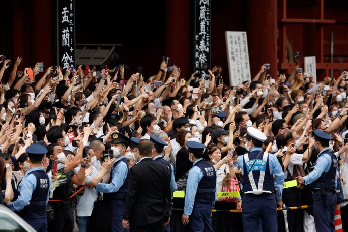 Người dân hai bên đường tiễn biệt ông Abe khi xe tang đi qua. Ảnh: Reuters.