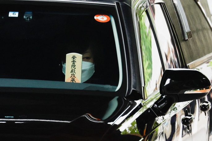 Vợ cố Thủ tướng Abe, bà Akie Abe, có mặt trên xe đưa thi hài của chồng. Ảnh: Reuters.