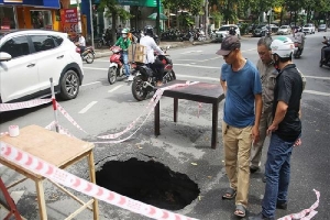 Cận cảnh hố sụt sâu gần 1m bất ngờ xuất hiện trên đường phố Hà Nội