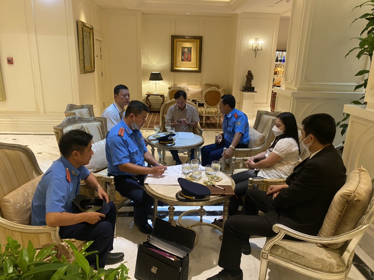 Thanh tra Sở GTVT Hà Nội và đại diện Sở Du lịch làm việc với khách sạn Apricot để trả lại tiền cước taxi bị "chặt chém".