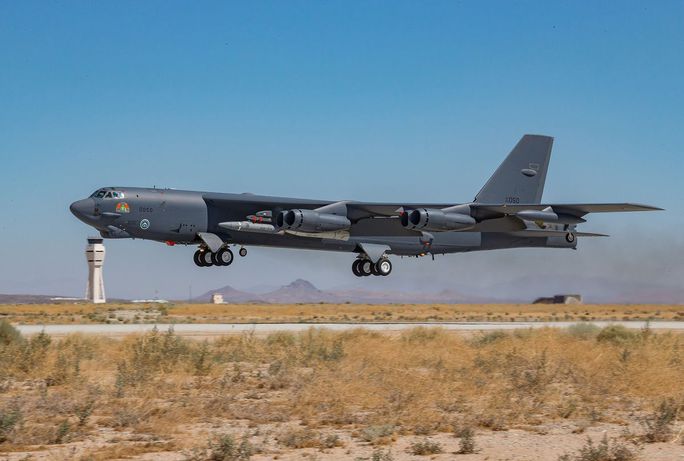 Chiếc B-52H Stratofortress cất cánh từ Căn cứ Không quân Edwards, bang California, mang theo ARRW. Ảnh: Lực lượng Không quân Mỹ.