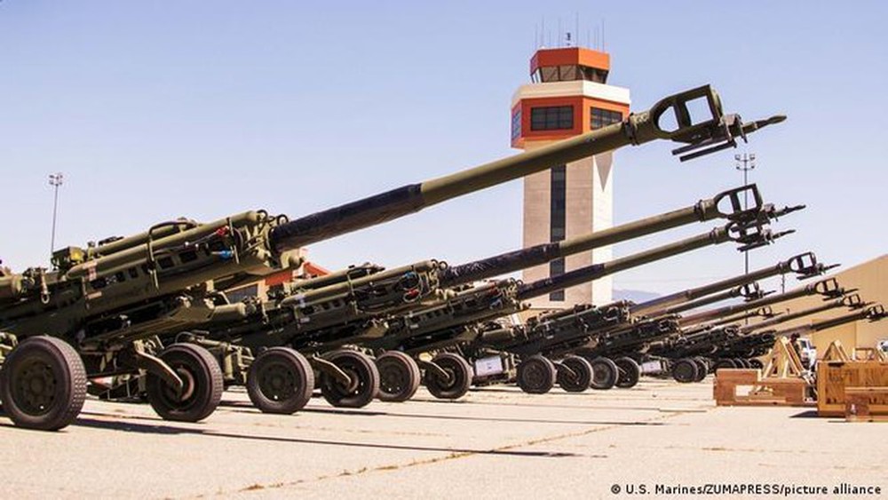 Pháo M777 của Mỹ viện trợ cho Ukraine (Ảnh: Dw.com).