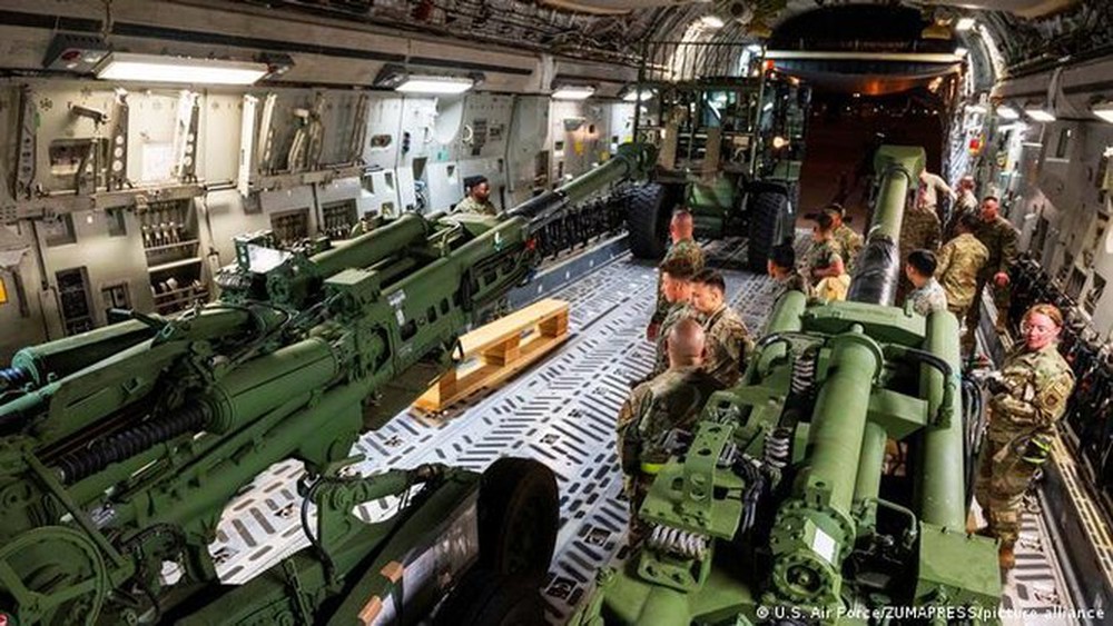 Pháo M777 được chở đến Ukraine bằng máy bay. Ảnh: DW.com.