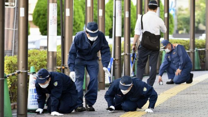 Cảnh sát tìm kiếm quy mô lớn tại hiện trường gần lối ra phía Bắc của ga Yamato-Saidaiji ngày 13/7. Ảnh: NHK.