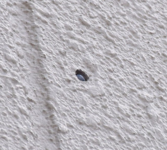 Lỗ đạn nằm trên tường một tòa nhà cách địa điểm ông Abe bị ám sát khoảng 90 m. Ảnh: Mainichi Shimbun.