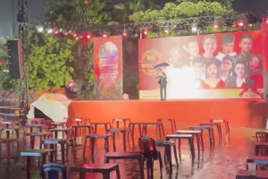 Xôn xao clip nam ca sĩ Việt 'đội mưa' hát trước hàng ghế không một bóng khán giả