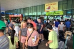 Tân Sơn Nhất đông nghịt, khách chờ hơn 30 phút chưa check-in xong