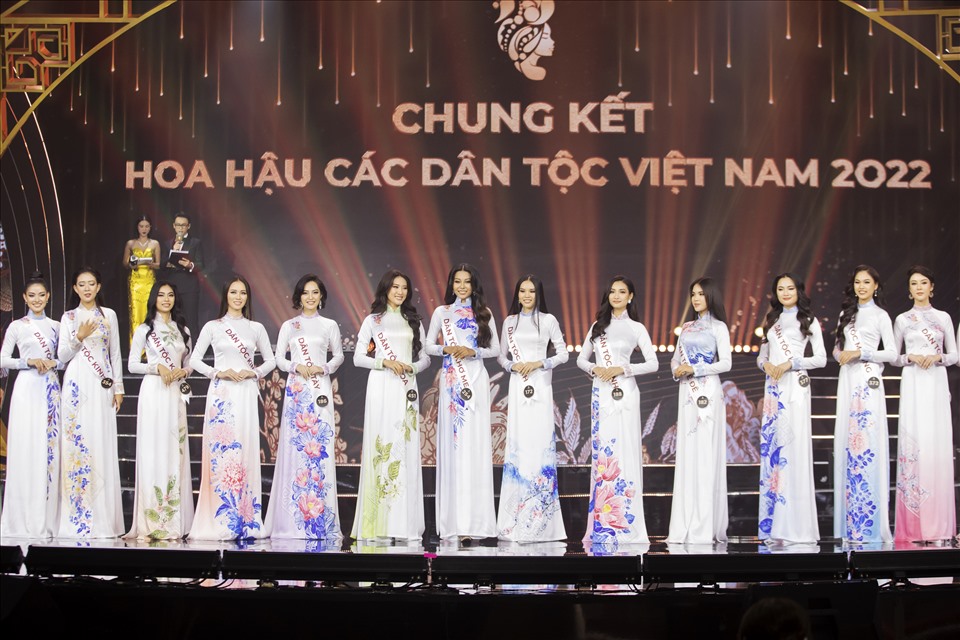 Dàn thí sinh Hoa hậu các dân tộc Việt Nam trình diễn trang phục áo dài. Ảnh: BTC.