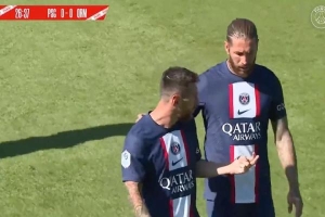 Messi nhường Ramos đá penalty trong trận thắng 2-0 của PSG