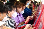 Tân Sơn Nhất đông hơn Tết, khách đổ xô chi thêm tiền check-in nhanh