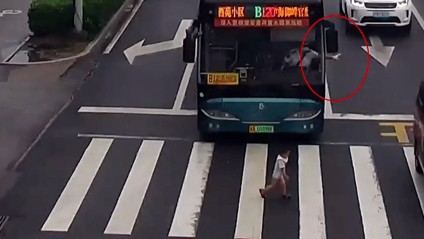 Clip: Bé trai bất ngờ lao ra đường đông đúc xe cộ, tài xế xe buýt nhanh trí làm một việc cứu mạng cháu bé