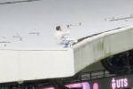 Người đàn ông bị bắt vì trèo lên nóc sân vận động... tiểu bậy