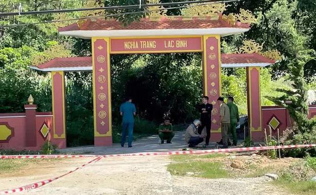 Hiện, nghĩa trang Lạc Bình được phong tỏa, các ngành chức năng tỉnh Lâm Đồng tiến hành khám nghiệm hiện trường, điều tra nguyên nhân vụ việc.