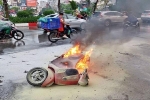 Đang di chuyển trên đường, xe máy bất ngờ bốc cháy dữ dội giữa phố Hà Nội