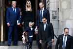 Ông Donald Trump dự tang lễ 'đẫm nước mắt' của vợ cũ
