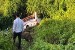 Hiện trường vụ xe khách chở 27 người lao xuống vực trên đèo Đại Ninh