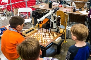 Robot chơi cờ vua kẹp gãy tay đối thủ