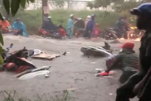 Mưa lớn kèm nước chảy xiết, nhiều xe máy của công nhân bị cuốn trôi