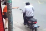 Nữ nhân viên lao theo kéo chiếc xe máy bị trộm, ngã lăn ra đường bị thương tích