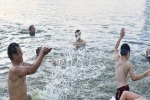Ảnh: Hà Nội nắng nóng 37 độ C, người lớn, trẻ em biến hồ Linh Đàm thành bãi tắm để giải nhiệt
