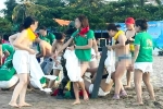 Nhóm nữ du khách cởi áo ngực khi chơi team building ở biển Cửa Lò