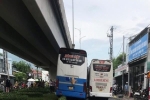Khánh Hòa: Hai xe khách 'kẹp nhau' dưới chân cầu vượt, 1 người chết