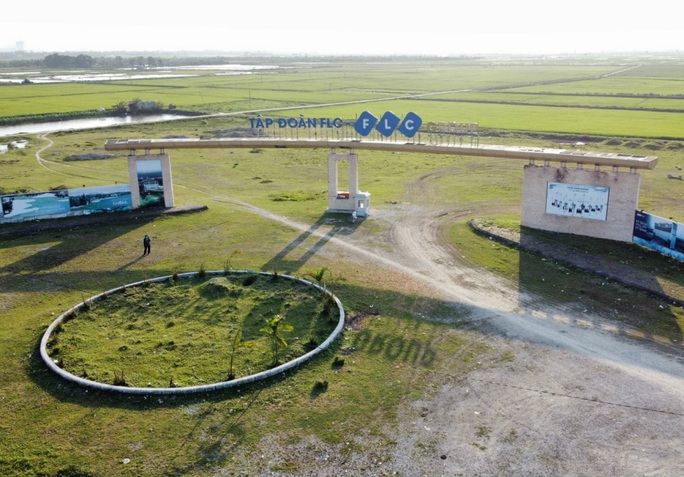 Dự án khu công nghiệp Hoàng Long 7 năm chỉ xây dựng được 1 cái cổng chào, hiện dự án này đã tháo dỡ các công trình, tỉnh Thanh Hóa đã có văn bản thu hồi dự án.