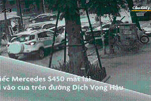 Khoảnh khắc Mercedes-Benz S450 mất lái, tông ô tô BMW và nhiều xe máy ở Hà Nội