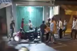 Hai nhóm hỗn chiến trước quán karaoke ở TP.HCM