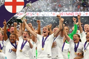 Sao nữ tuyển Anh cởi áo ăn mừng bàn thắng định đoạt chung kết Euro
