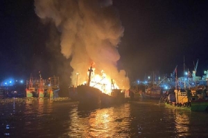 Nhiều tàu cá bất ngờ bốc cháy dữ dội ở Quảng Bình